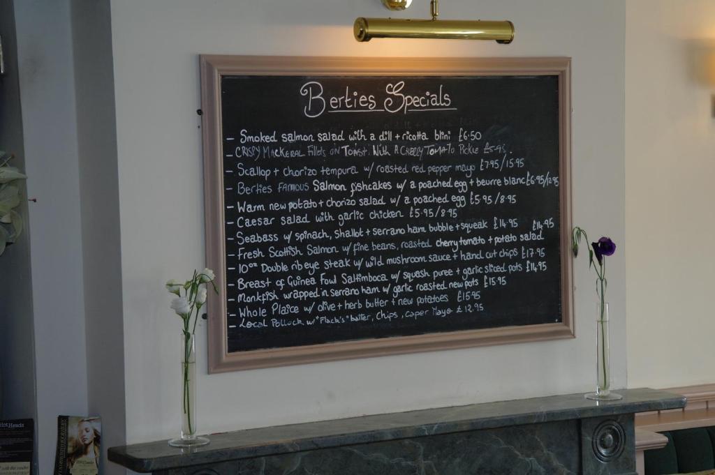Berties Hotel Ромси Екстериор снимка